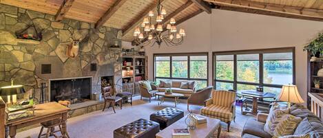 Televisio, takka, kirjoja