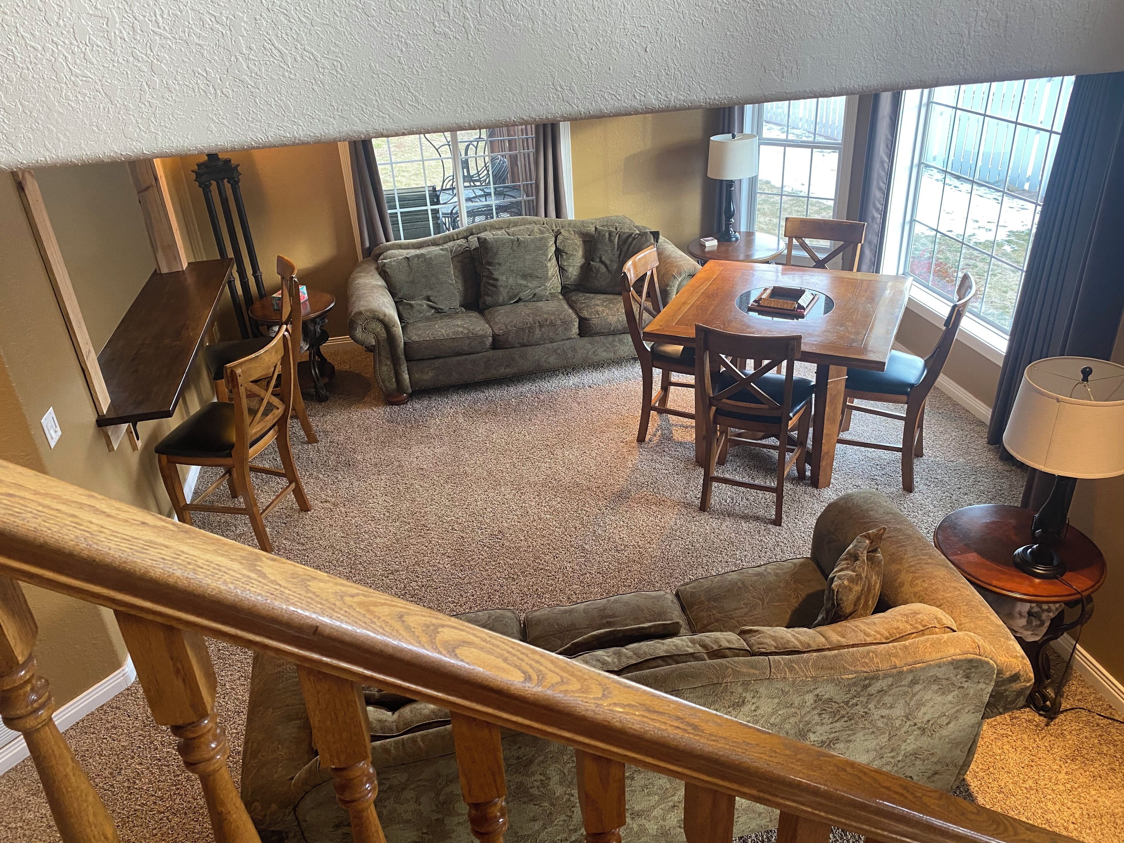 Télévision, lecteur de DVD, baby-foot, livres