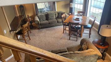 Télévision, lecteur de DVD, baby-foot, livres