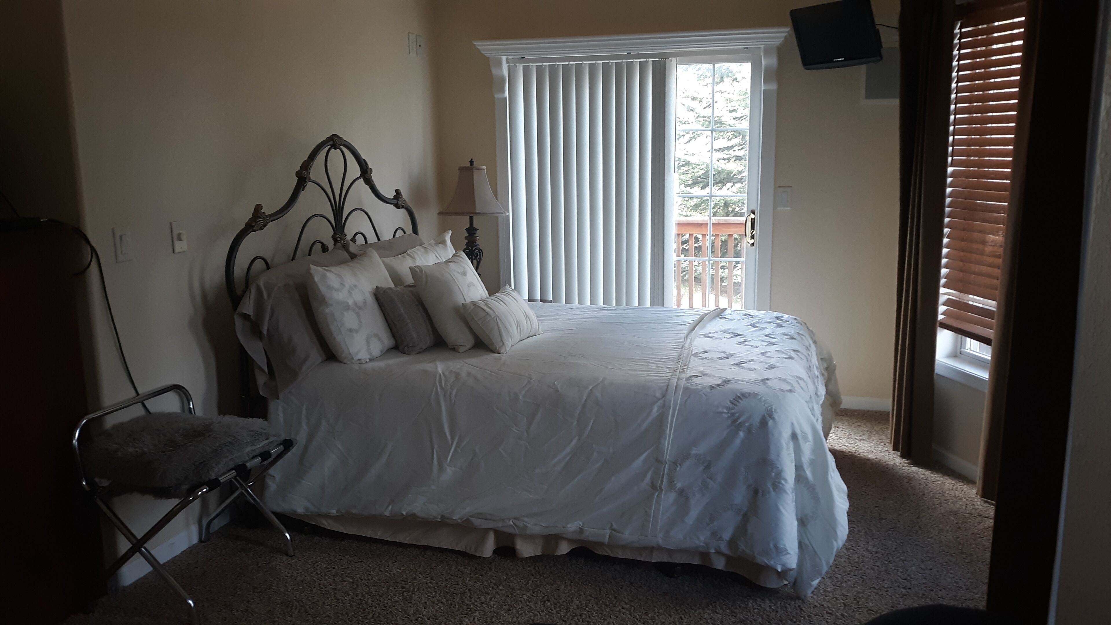 7 Bedroom Spacious Lead Home with Game Room and Hot Tub