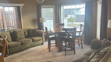 Télévision, lecteur de DVD, baby-foot, livres