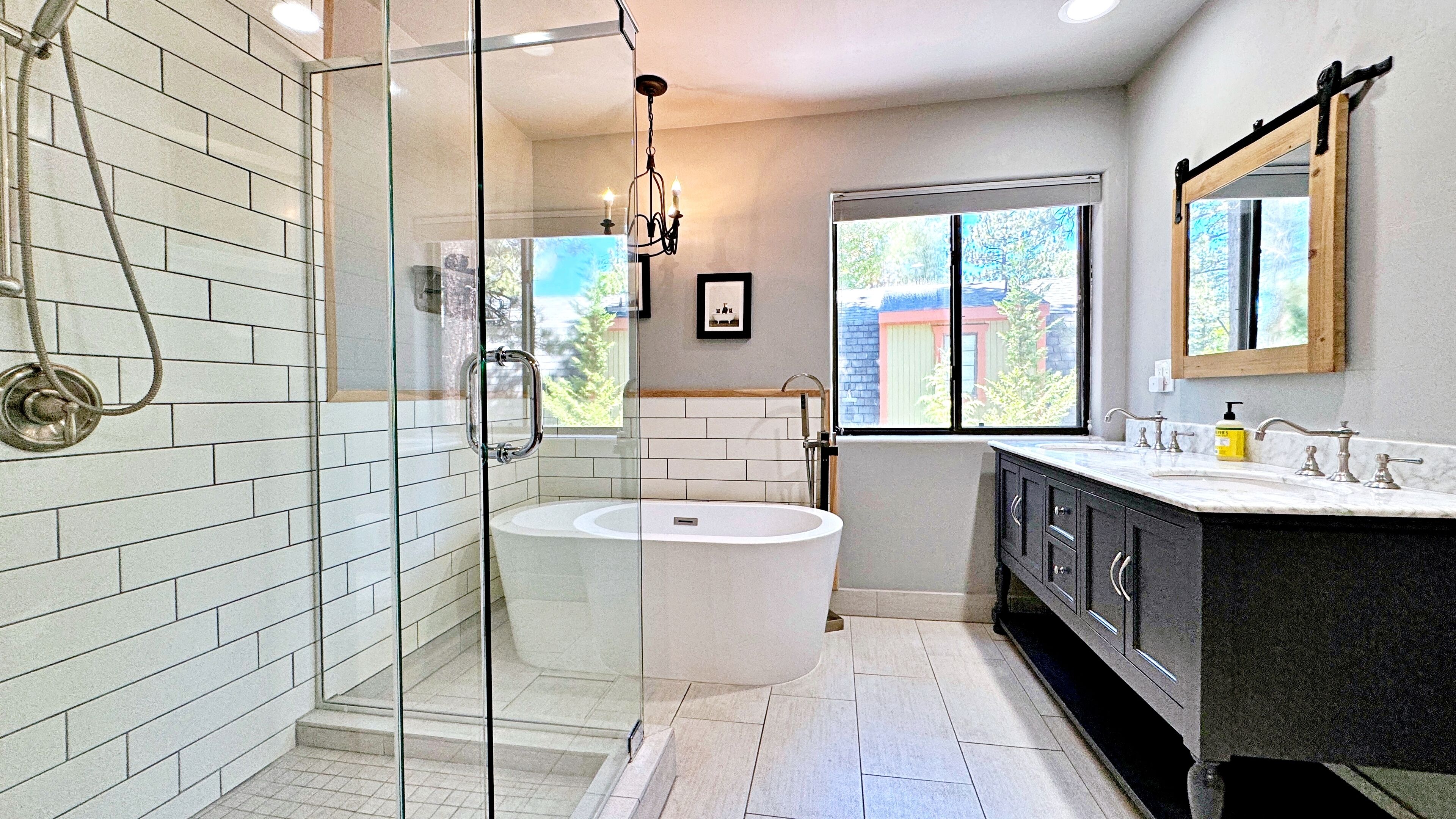 Badewanne, Haartrockner, Handtücher, Seife