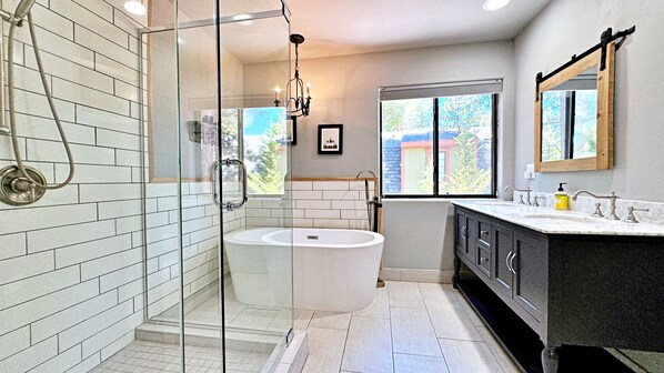 Badewanne, Haartrockner, Handtücher, Seife