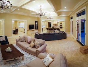 Smart-TV, peis, DVD-spiller og kontorer