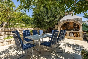 Outdoor dining - Villa Gardens (Crikvenica)
