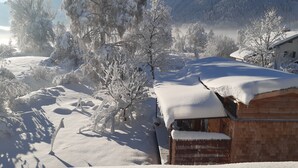 A snow-covered landscape with a wooden cabin and trees. - Charming Tiny House “Loft Süd” with Mountain View, Wi-Fi, Terrace and Garden (Unterammergau)