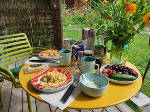 Outdoor dining - Charming Tiny House “Loft Süd” with Mountain View, Wi-Fi, Terrace and Garden (Unterammergau)