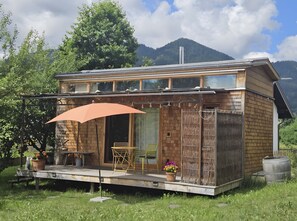 Outdoor dining - Charming Tiny House “Loft Süd” with Mountain View, Wi-Fi, Terrace and Garden (Unterammergau)