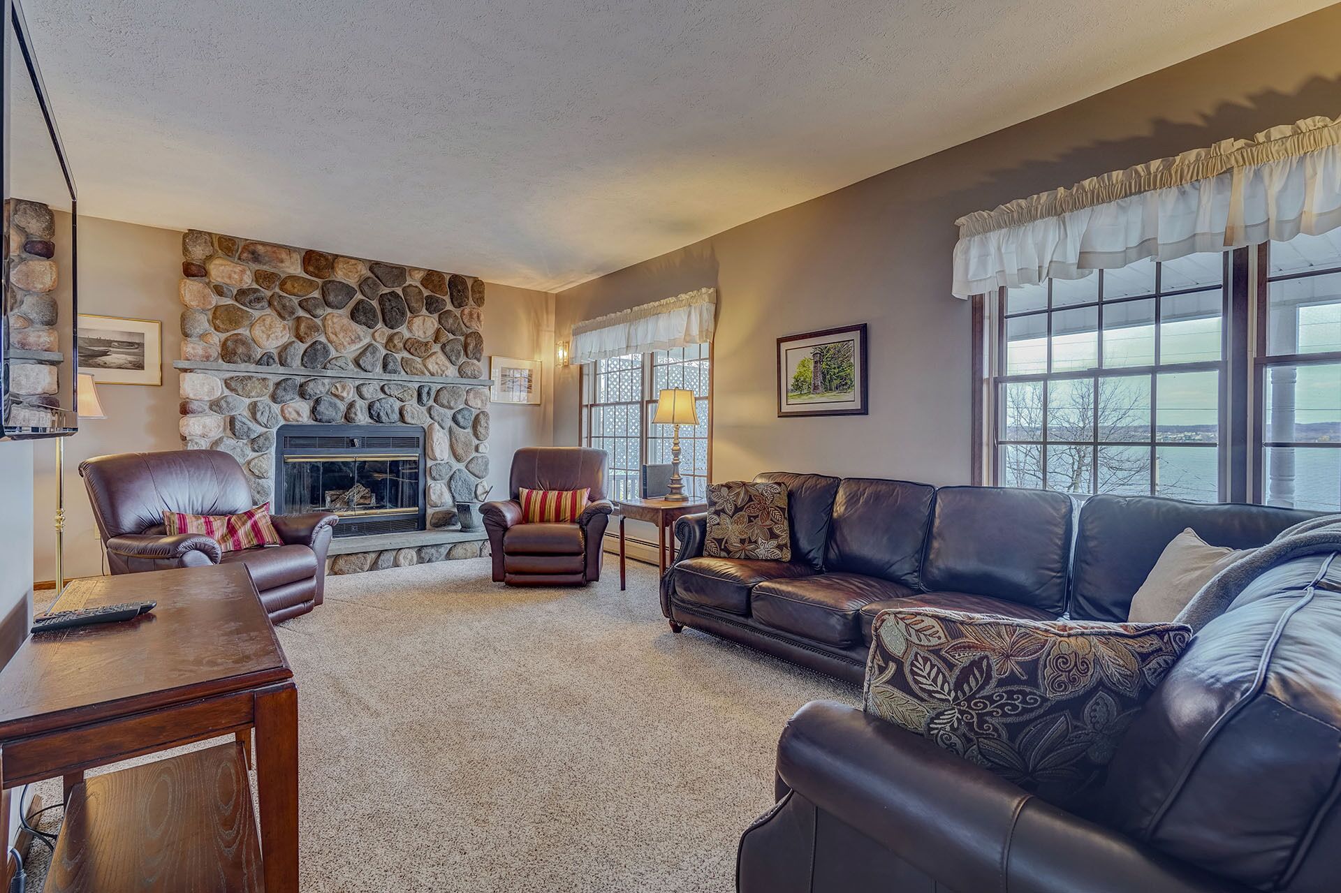 Enjoy swimming/boating in the lake, Fall Foliage, Wine trail, Skiing and Hiking