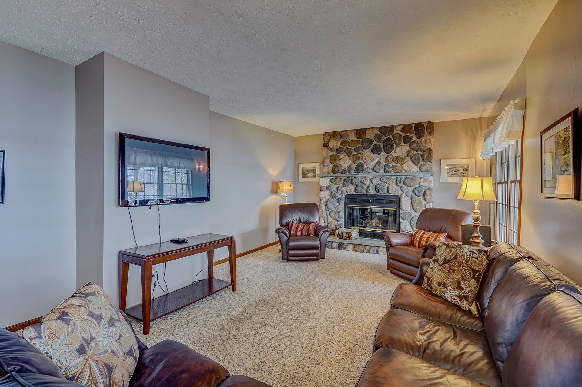 Enjoy swimming/boating in the lake, Fall Foliage, Wine trail, Skiing and Hiking