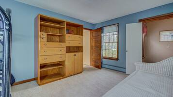 6 Schlafzimmer, Schreibtisch, Reisekinderbett, kostenloses WLAN