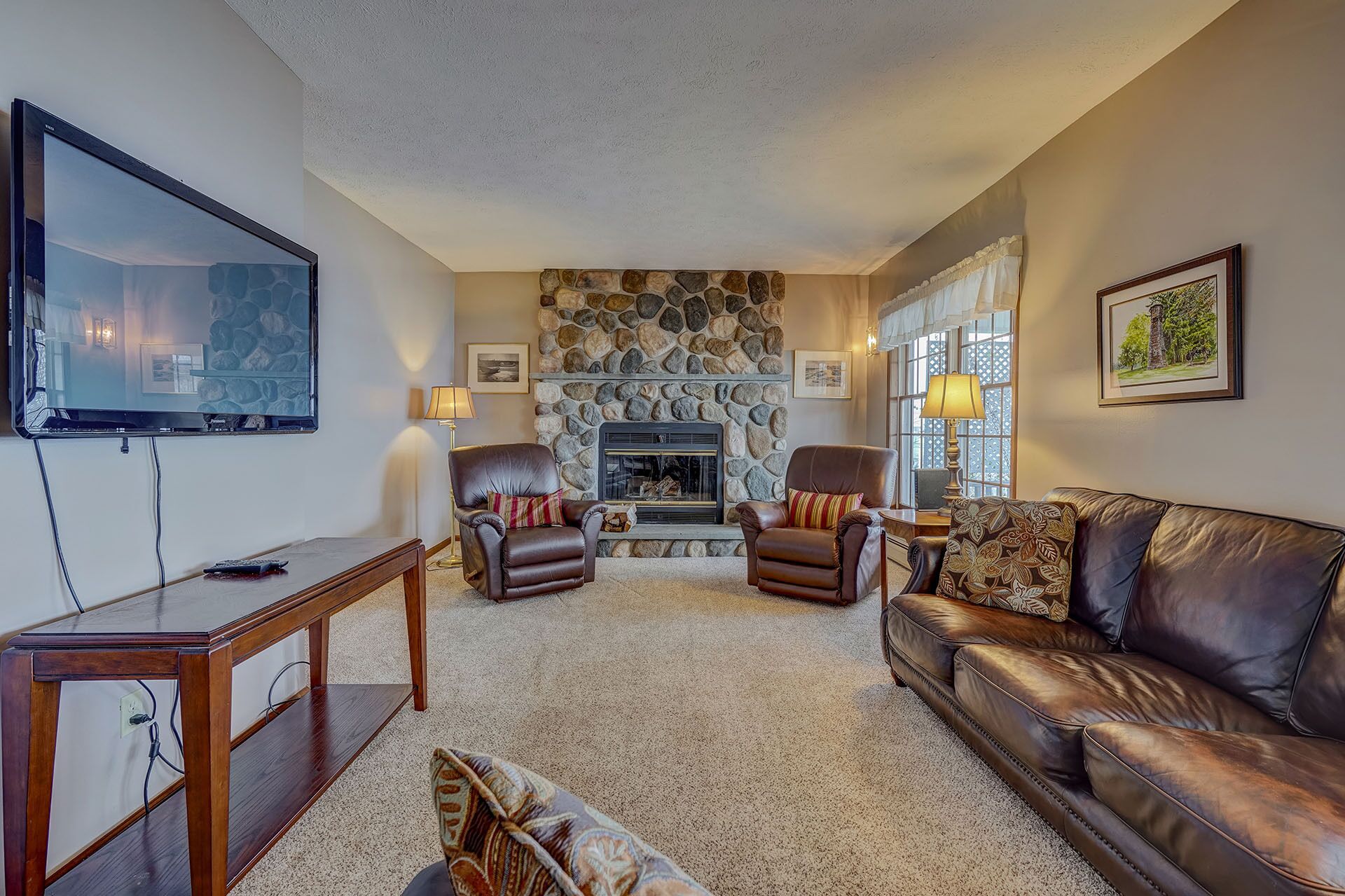 Enjoy swimming/boating in the lake, Fall Foliage, Wine trail, Skiing and Hiking