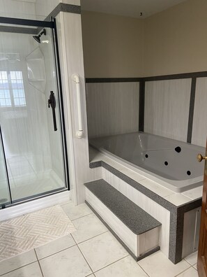 Bathtub, hair dryer, towels, soap - Enjoy swimming/boating in the lake, Fall Foliage, Wine trail, Skiing and Hiking (Canandaigua)