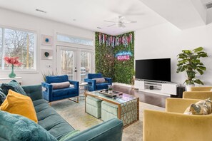 Älytelevisio, suoratoistopalvelut, stereot, työhuone