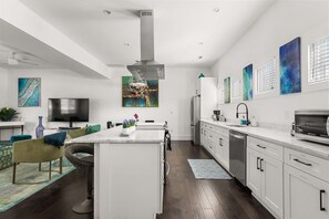 Jääkaappi, mikroaaltouuni, astianpesukone, kahvin-/teenkeitin