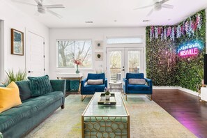 Älytelevisio, suoratoistopalvelut, stereot, työhuone