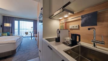 Frigorífico grande, microondas, placa de cocina y lavavajillas