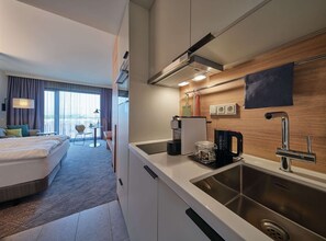 Full-size fridge, microwave, stovetop, dishwasher