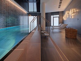 Una piscina cubierta