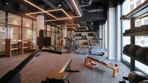 A modern gym with treadmills, elliptical machines, and weightlifting equipment. - Adina Apartment Hotel Cologne (Cologne)