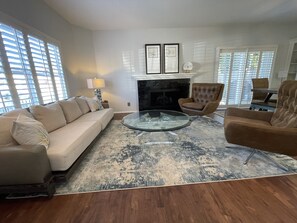 تلفزيون ذكي، مدفأة، كُتُب