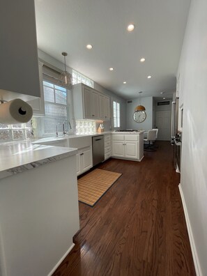 Fridge, microwave, oven, stovetop - Upscale home: walk to beaches, restaurants, exceptionally clean! (Encinitas)