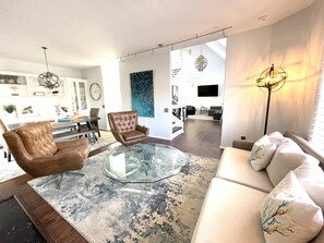 Smart TV, fireplace, books - Upscale home: walk to beaches, restaurants, exceptionally clean! (Encinitas)