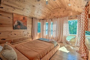 4 bedrooms, iron/ironing board, Internet, bed sheets - Lovely Lake Hartwell Retreat: Dock, Deck & Grill! (Fair Play)