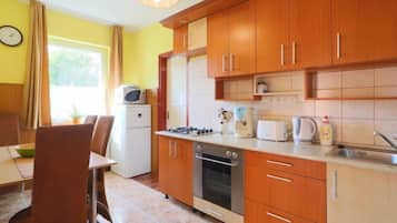 Frigorífic, forn i utensilis de cuina, vaixella i coberteria
