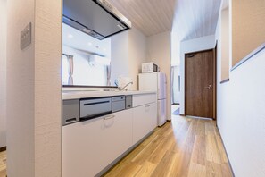 Refrigerador, microondas, placa de cocina, utensilios de cocina