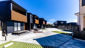 A modern residential area with contemporary houses, a paved courtyard, and a clear blue sky. - Mt. Fuji Resort Club-RIN- (Fujikawaguchiko)
