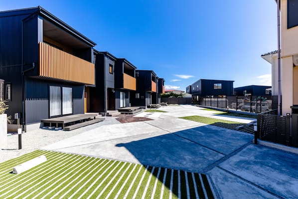A modern residential area with contemporary houses, a paved courtyard, and a clear blue sky. - Mt. Fuji Resort Club-RIN- (Fujikawaguchiko)