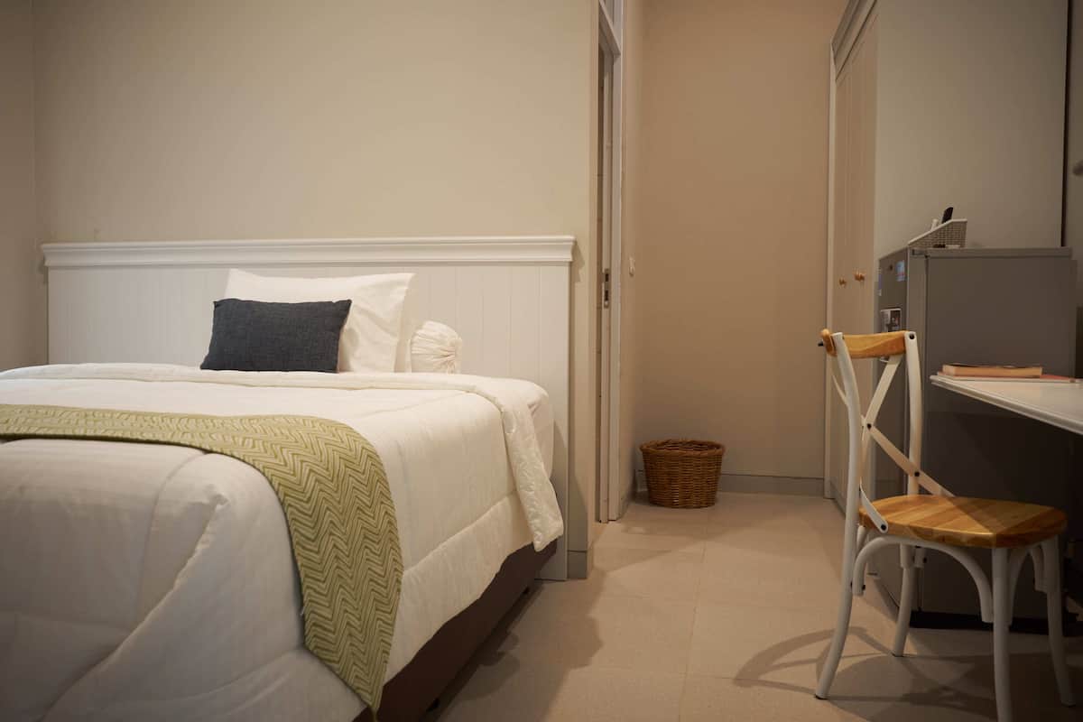 Deluxe Room, Non Smoking | Desk, free WiFi, bed sheets