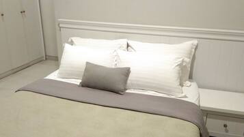 Grand Deluxe Room, Non Smoking | Desk, free WiFi, bed sheets