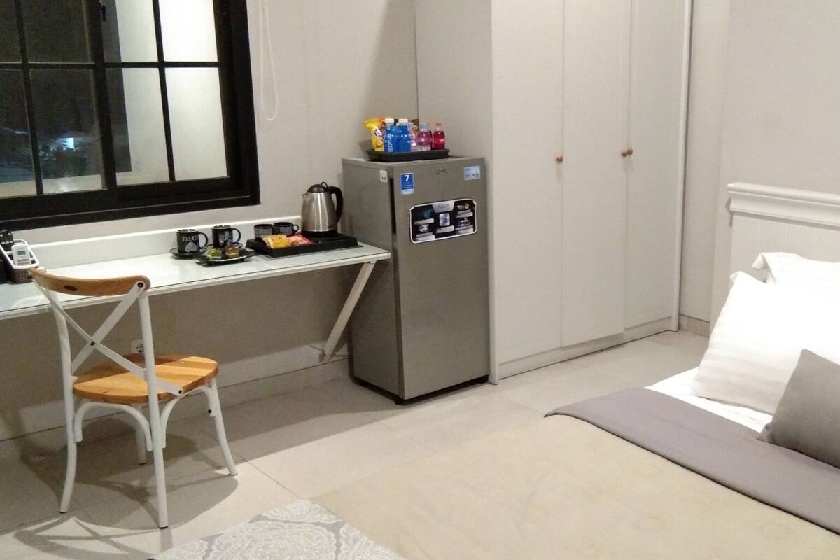 Grand Deluxe Room, Non Smoking | Desk, free WiFi, bed sheets