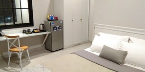 Escritorio, wifi gratis y ropa de cama 