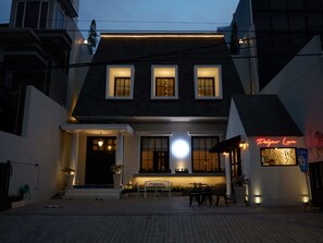 Fachada de la propiedad por la tarde o noche
