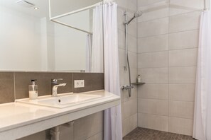 Habitación Premium con 1 cama doble o 2 individuales, 1 habitación, no fumadores, patio | Baño | Artículos de higiene personal ecológicos y secador de pelo