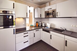 Kühlschrank, Mikrowelle, Ofen, Herdplatte