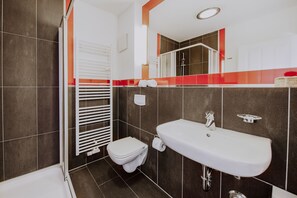 Douche, serviettes fournies, papier toilette