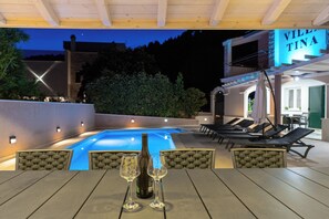 Una piscina al aire libre, una piscina climatizada