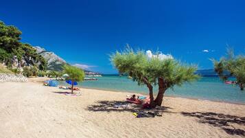 Plage à proximité, chaises longues, serviettes de plage