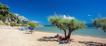 Villa Tina - luxurious accomodation with heated pool, a Jacuzzi, 6 bedrooms