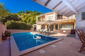 Utendørsbasseng og et oppvarmet basseng