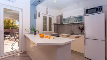 Een koelkast, een magnetron, een oven, een vaatwasser