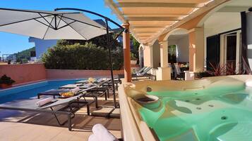 Een buitenzwembad, een verwarmd zwembad