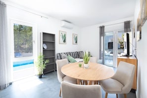 Deluxe Apartment | Living room