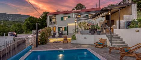 حمّام سباحة خارجي، حمّام سباحة مُدفَّأ