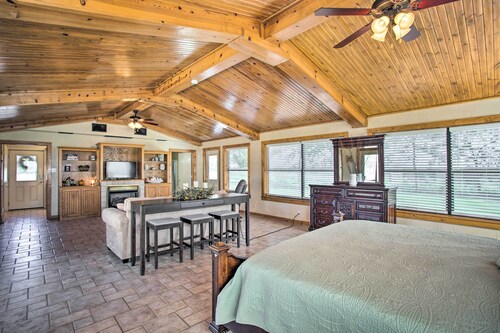 Pet-Friendly Efficiency Cottage w/ Pool!
