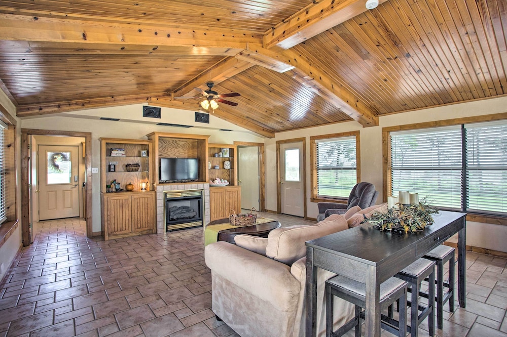 Pet-Friendly Efficiency Cottage w/ Pool!